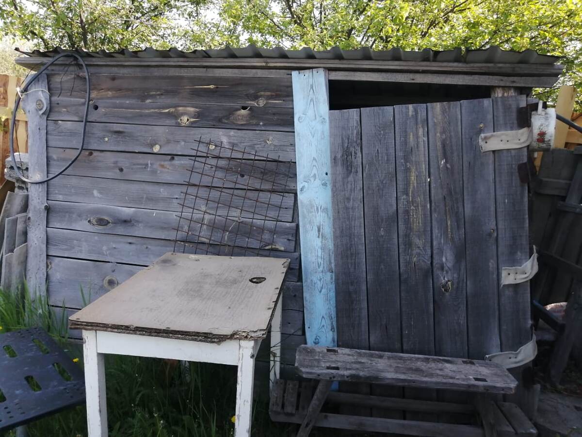 Вроде солидно выглядит... скамейка запирает сарай 😉