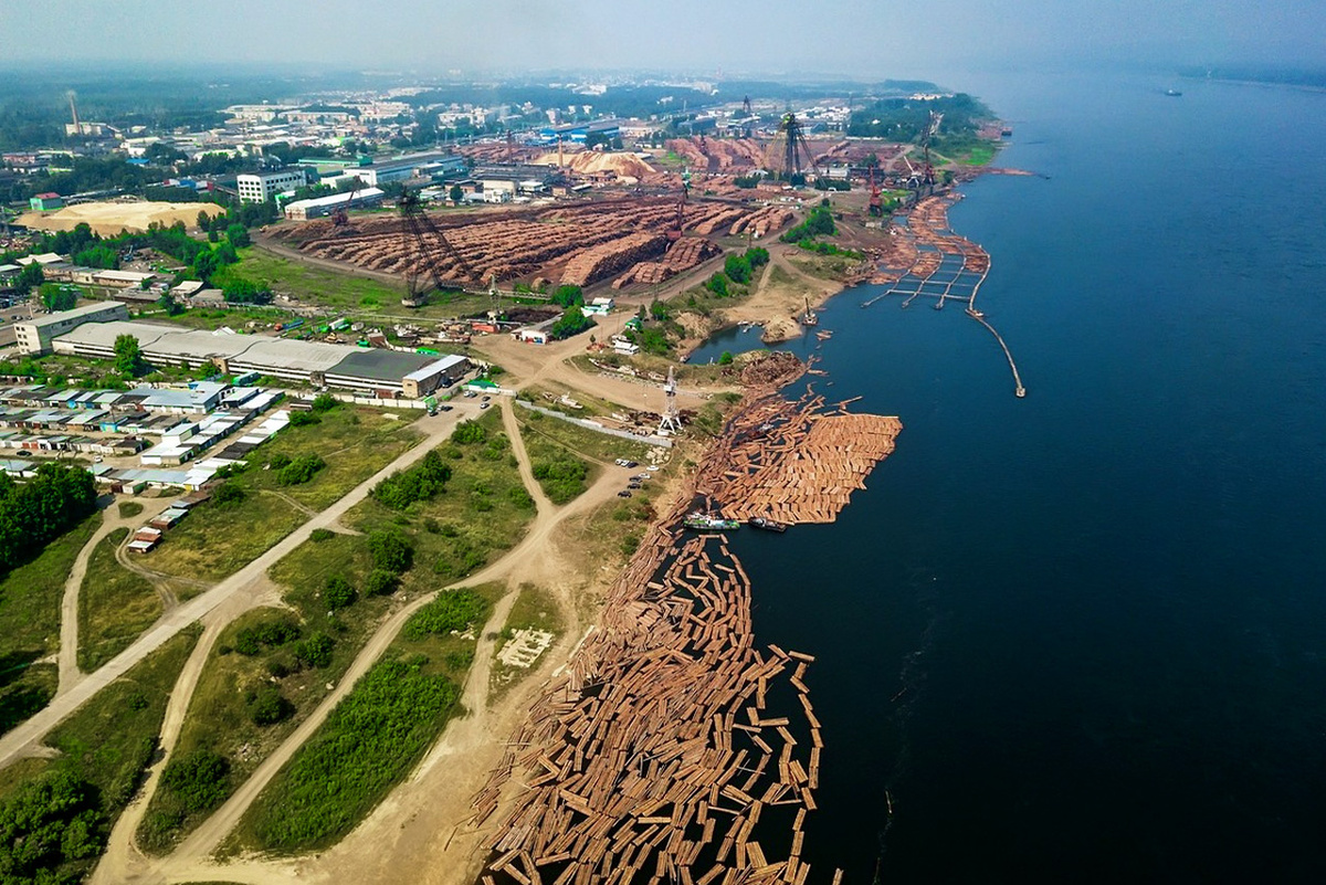     Лесосибирск на Среднем Енисее около устья Ангары на пару с Карабулой в Приангарье являются главными точками обработки и экспорта лесной продукции Красноярского края благодаря связи с Трансибирской магистралью