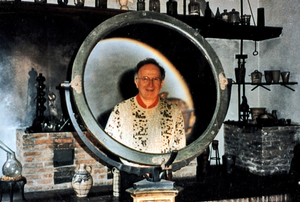 Хоффман за стеклом «зажигательной линзы» в Немецком музее в Мюнхене. Фото художницы Вивиан торренс, соавтора книги Хоффмана «Chemistry Imagined»