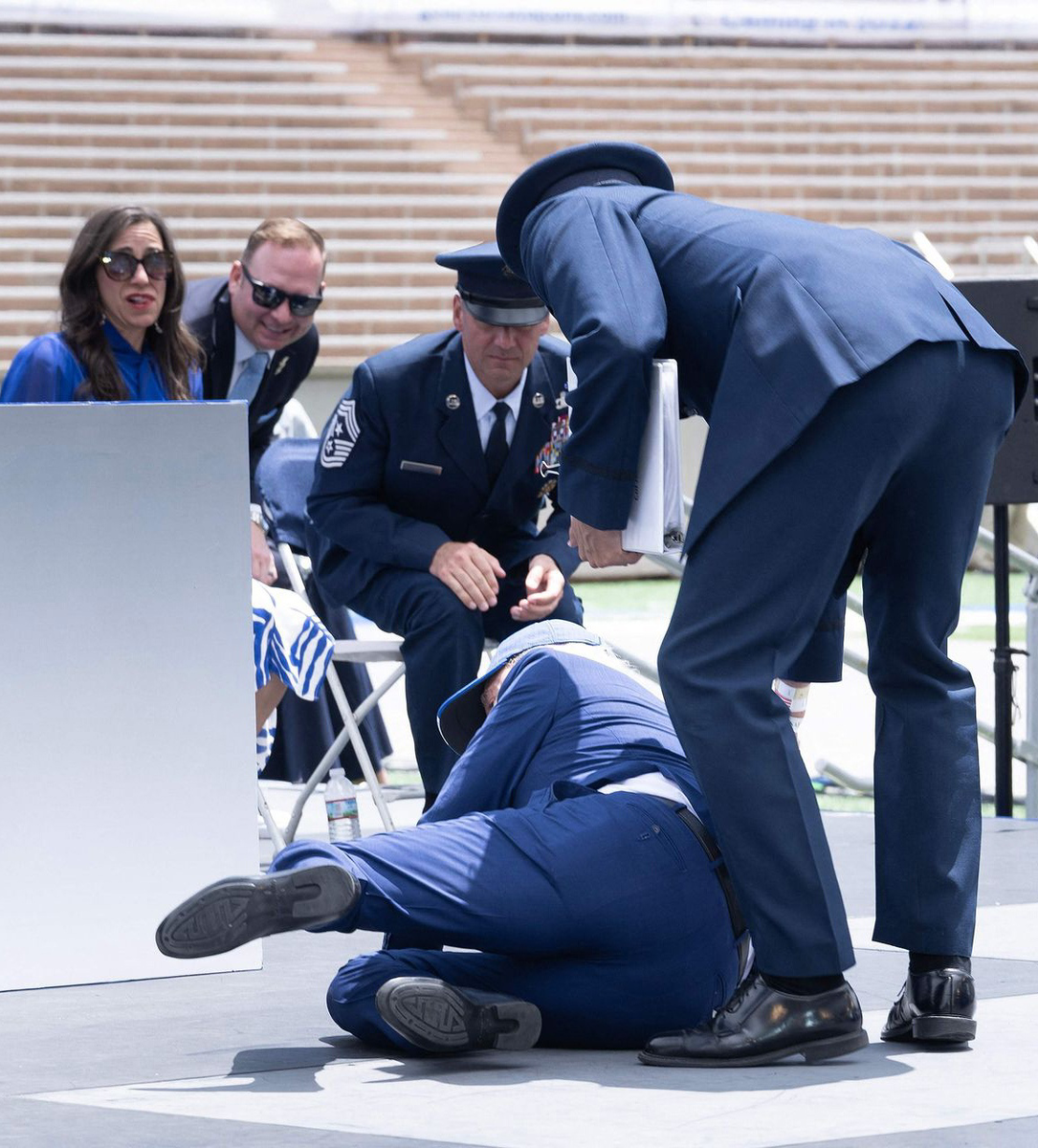 Восьмидесятилетний Байден споткнулся и упал на землю, когда повернулся налево, чтобы пожать руку офицеру после своей речи. Он оставался лежачим в течение нескольких секунд, прежде чем офицер 
военно-воздушных сил и два агента секретной службы помогли старичку подняться на ноги. 
 
Позже директор по связям с общественностью Белого дома Бен Лаболт успокоил американцев, заверив, что с Байденом все в порядке.