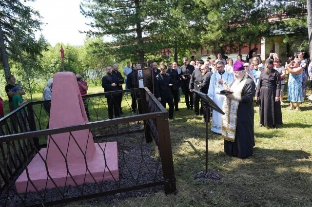    В деревне Кой возле памятника погибшим в годы Гражданской войны высадили 15 сосен. Фото:  АиФ/ Равиль Дзязько