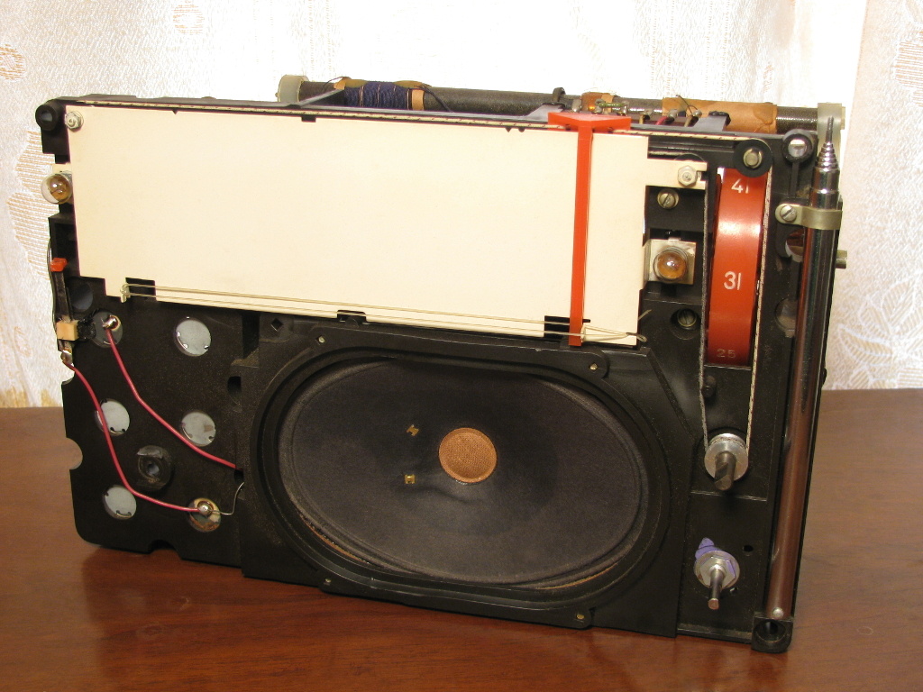 02. Радиоприёмник "ВЭФ-202" без корпуса. Он ещё помнит позывные "Маяка", "Пионерскую зорьку", "Новости агропромышленного комплекса", речи Генеральных Секретарей и Пленумы ЦК КПСС. Выступления Муслима Магомаева, Майи Кристалинской, Анны Герман и Эдуарда Хиля, отдельные композиции ABBA и Boney M. Пыли, скопившейся на диффузоре громкоговорителя и вокруг него, несколько десятков лет. Даже протирать жалко. 