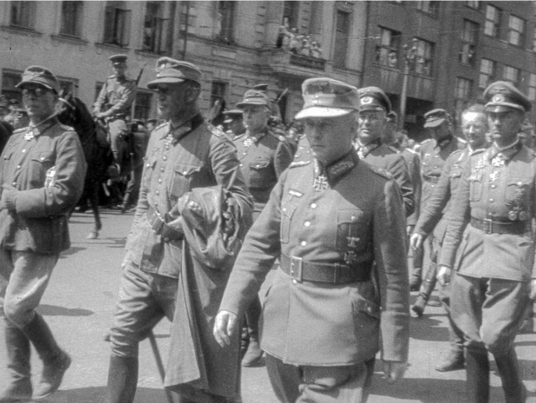 Нет, со своим позорным пленением они не перестали нас ненавидеть, а озлобились ещё больше и их потомки теперь нам мстят, как могут... (оба фото из открытых источников)... 