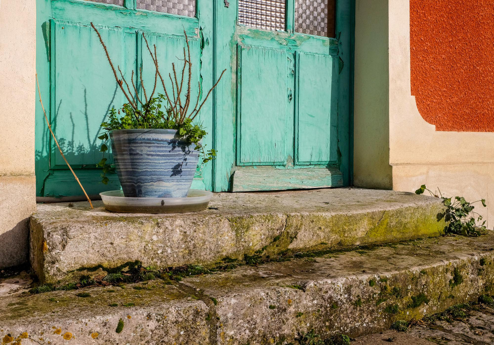 Старое каменное крыльцо частного дома