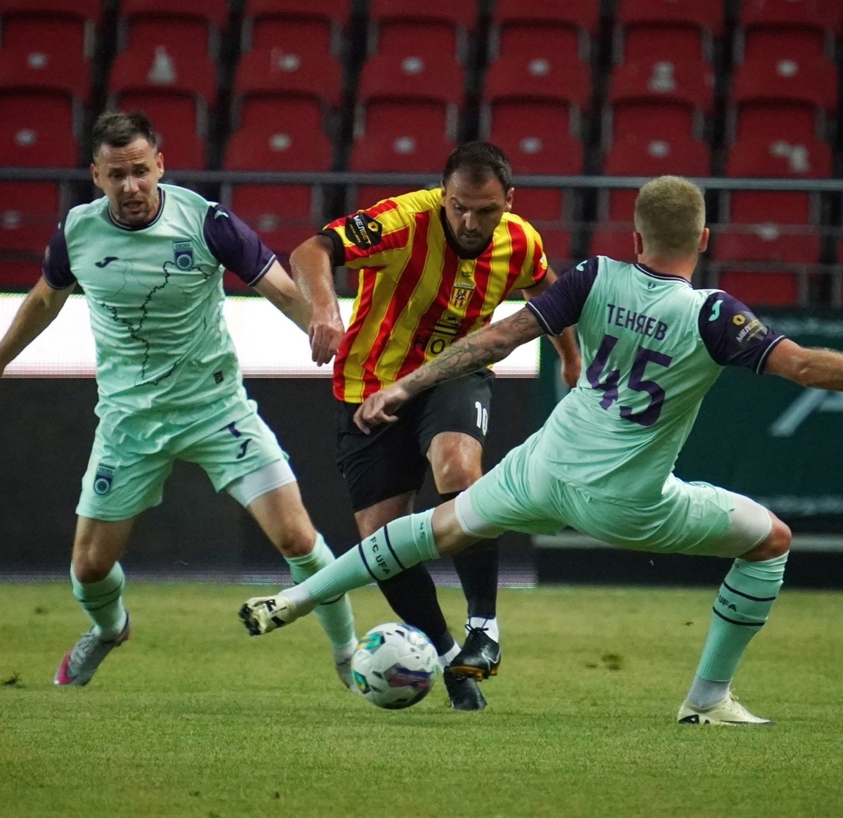 Игрокам обороны «Уфы» порой было непросто справиться с техничными футболистами соперника. Фото пресс-службы ФК «Алания»