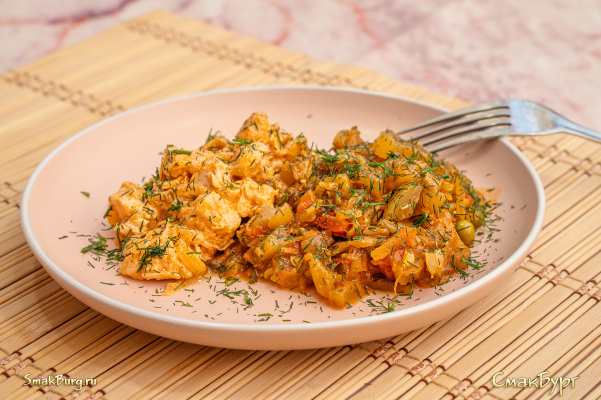 Овощное рагу с кабачками и картошкой на сковороде. В качестве горячего - нежная и ароматная индейка!