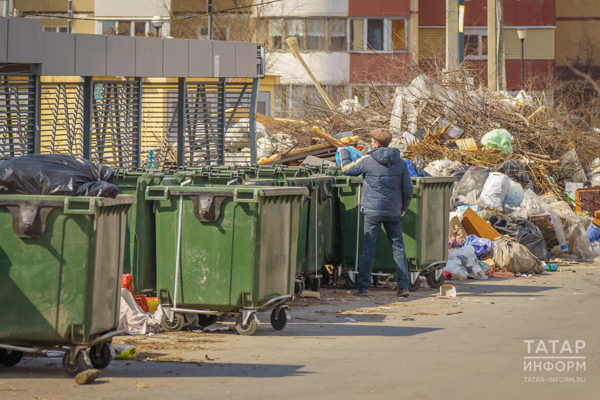 ​«Проблем в сфере ТКО немало. Когда целенаправленно рядом с контейнером сваливают строительный мусор – это проблема». Фото: © Владимир Васильев / «Татар-информ»