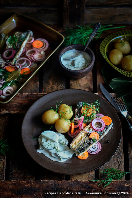 Нежная жареная скумбрия, замаринованная в специях, удивительно хороша с овощами. Просто и очень аппетитно!