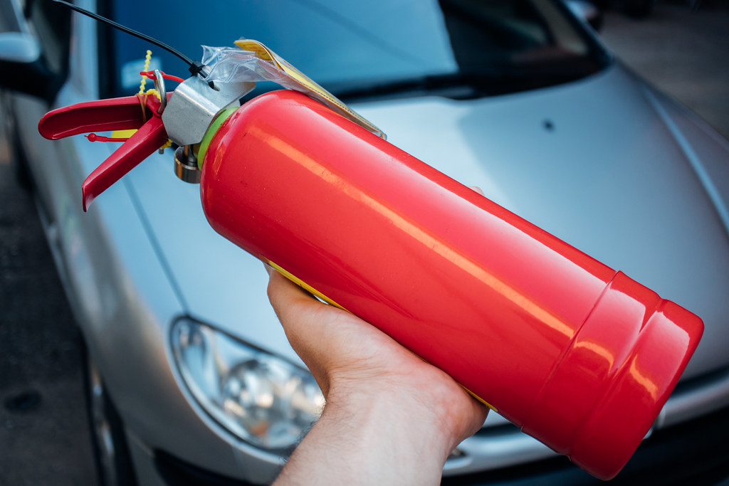     Что делать, если автомобиль загорелся: жаль, этим 5 правилам не учат в автошколе