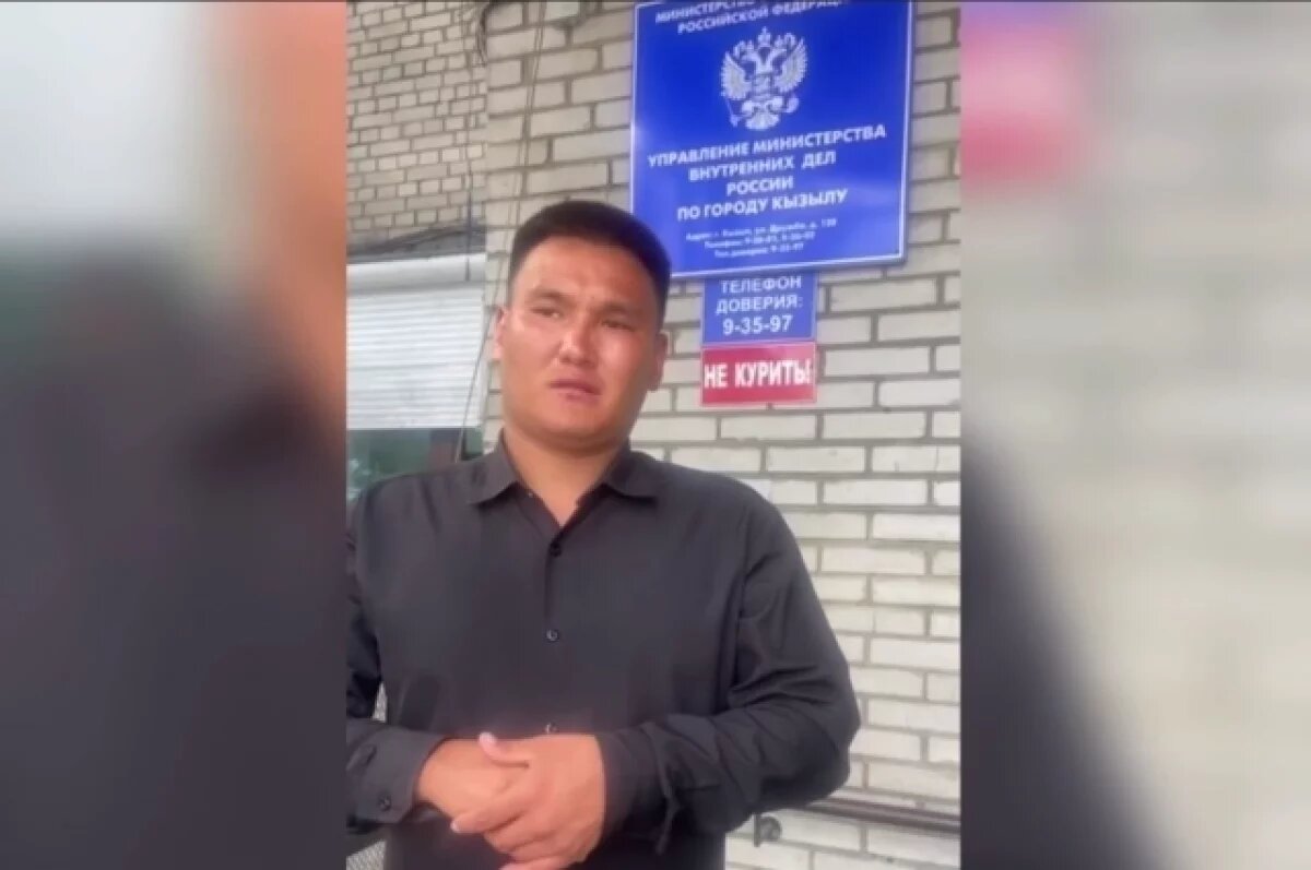    Блогер извиняется на камеру.