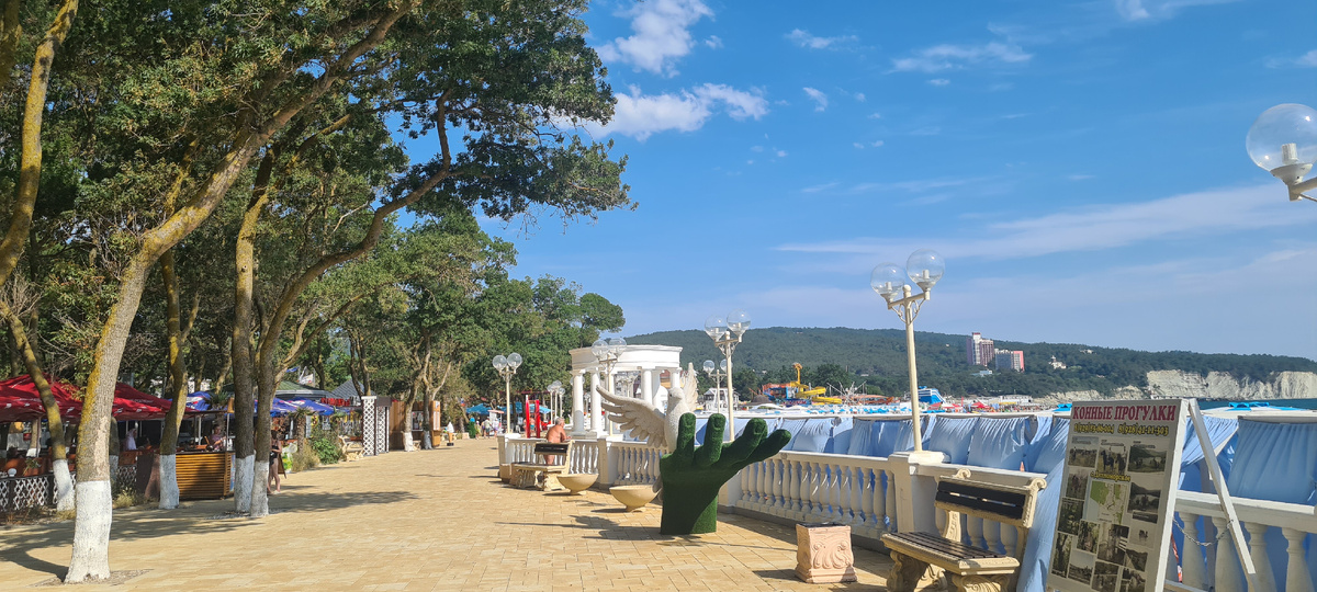 Набережная немного напоминает Геленджик