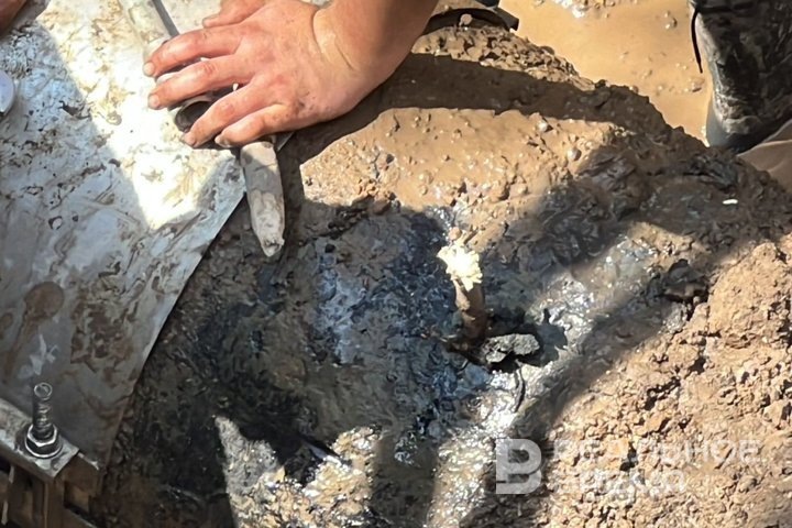 Сотрудники «Водоканала» используют для ремонта ветки деревьев. Реальное время / realnoevremya.ru