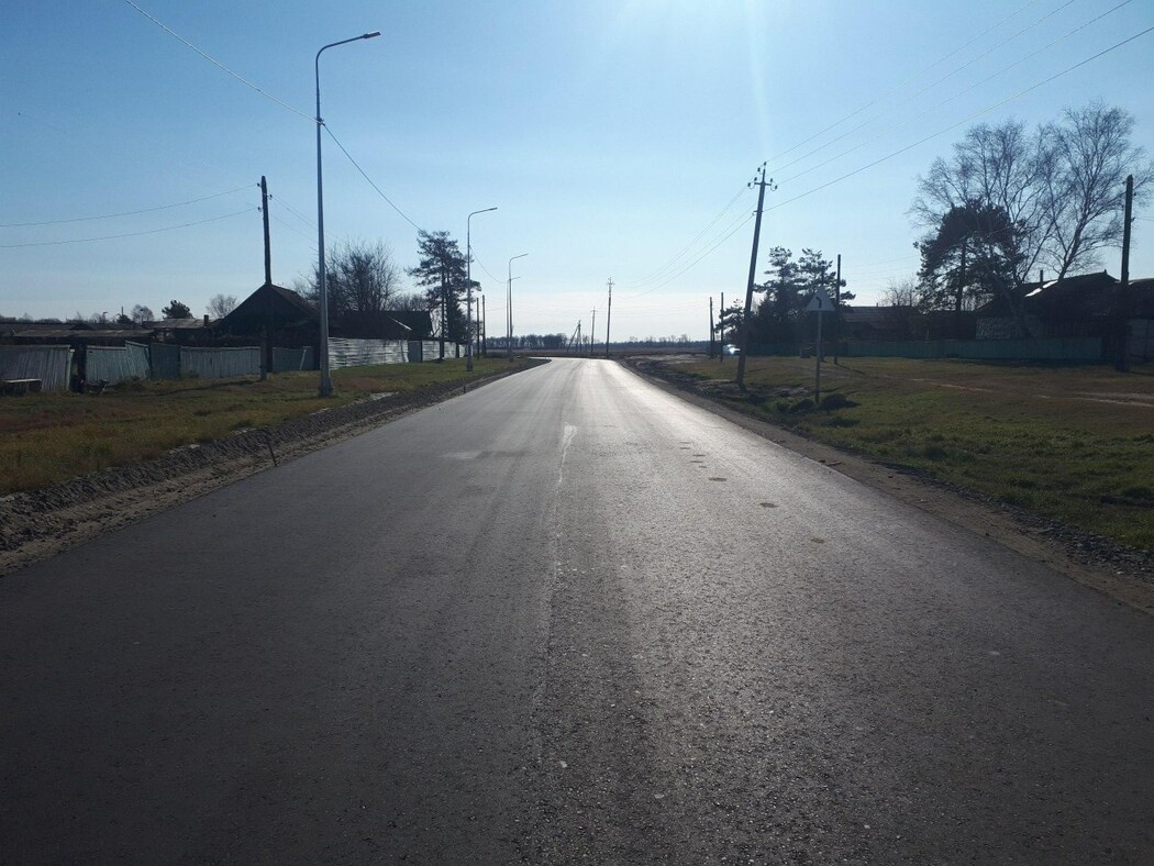 Дорога проходящая по населенному пункту. Картинка из открытых источников https://mintrans.amurobl.ru/posts/news/zavershena-osnovnaya-chast-remonta-dorogi-prokhodyashchey-cherez-selo-kakhovka-rabotu-prodolzhat-ves/