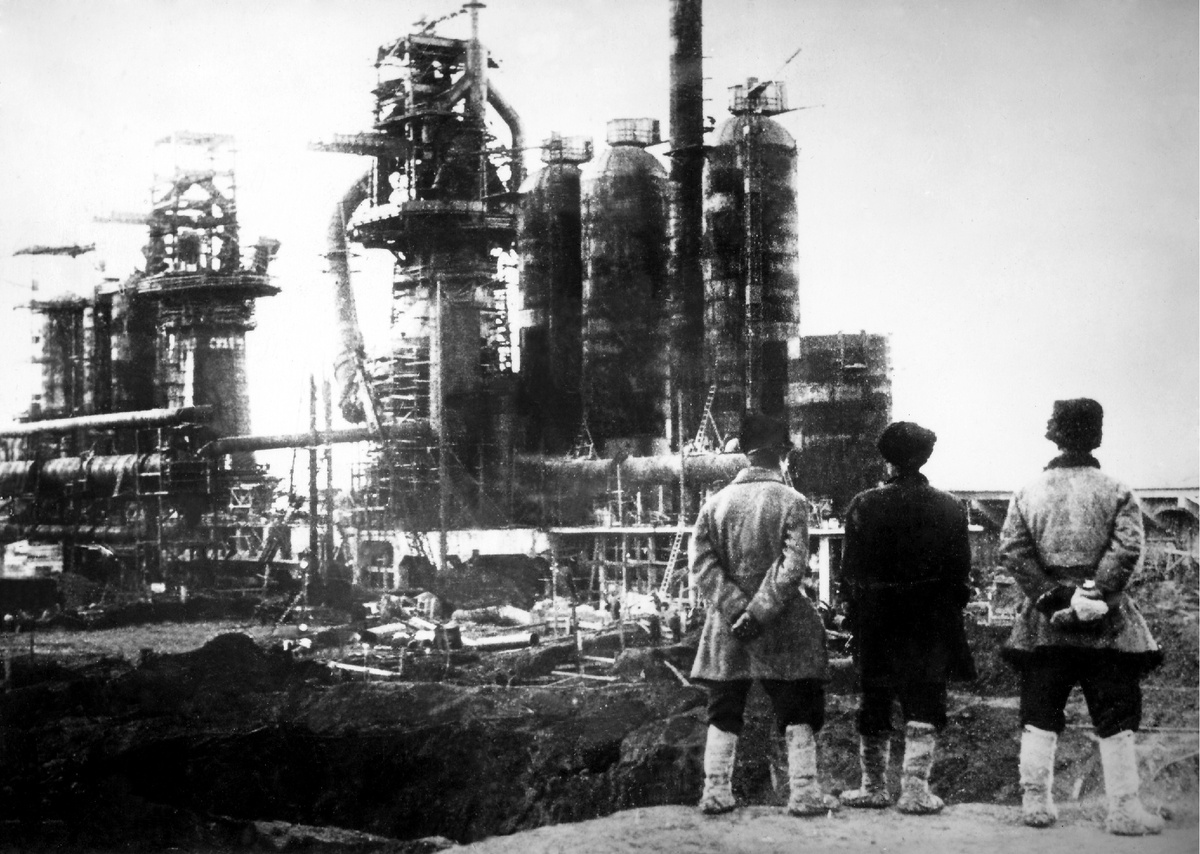 Жители окрестных поселков наблюдают за строительством промышленного гиганта. 1932 г