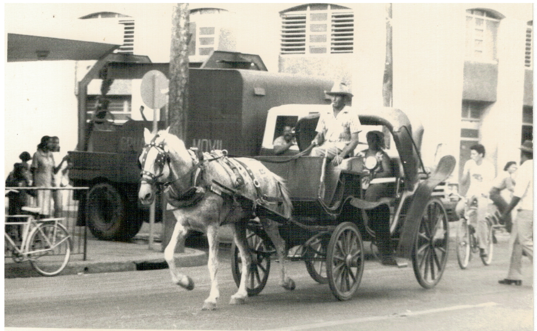 Из архива автора. Такси - конка.)