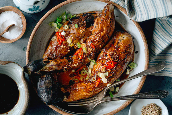 Запеченный баклажан с чесночно-уксусным соусом: вкусное и простое блюдо