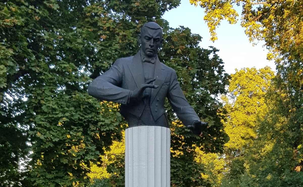 Памятник С. В. Рахманинову на территории усадьбы