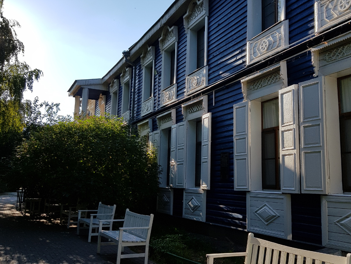 Здание усадьбы-музея на территории заповедника. 