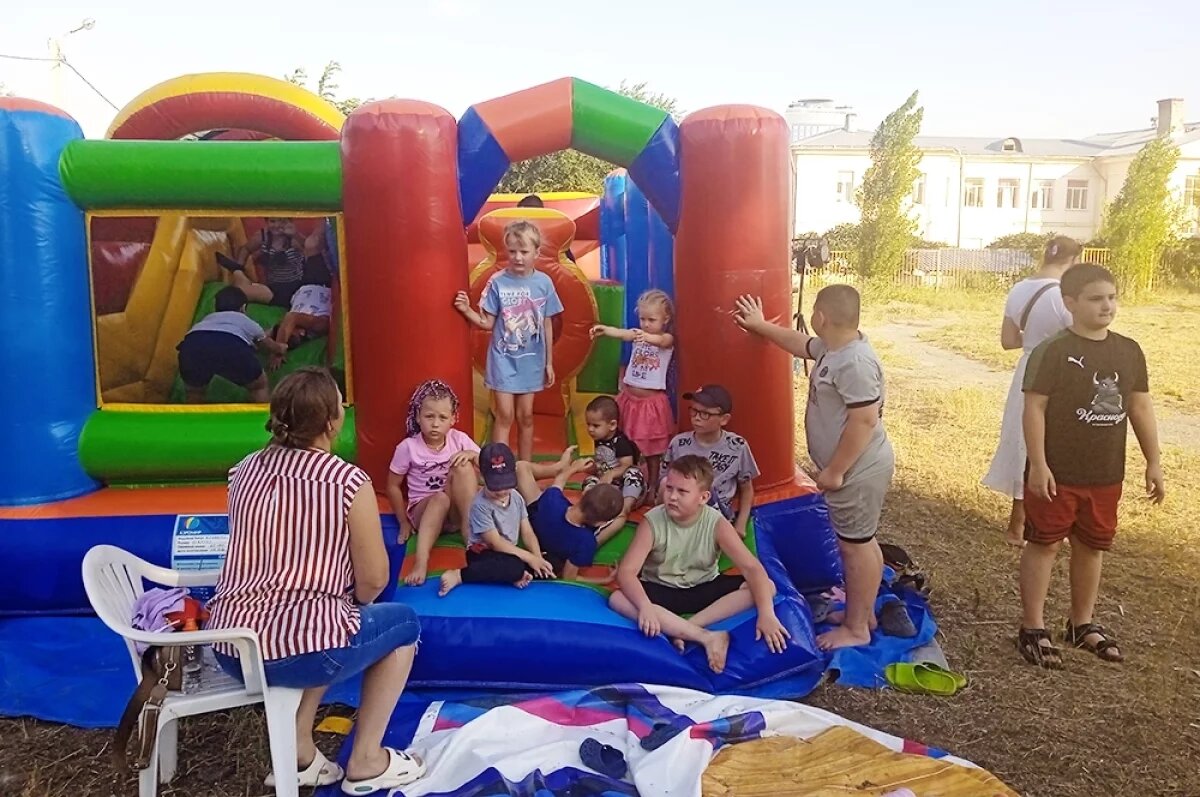    Жители своими руками создают уголки отдыха и пытаются занять детей на досуге.