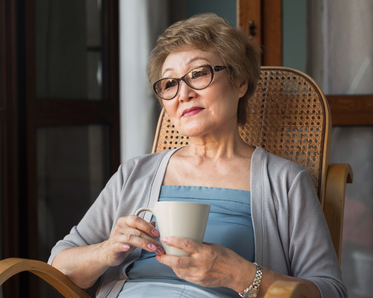 <a href="https://ru.freepik.com/free-photo/srednego-vystrela-zensina-sidasaa-na-stule_10353787.htm#fromView=search&page=1&position=6&uuid=a7f224b3-f17d-44a0-bfaf-4a4ca213cec8">Изображение от freepik</a>