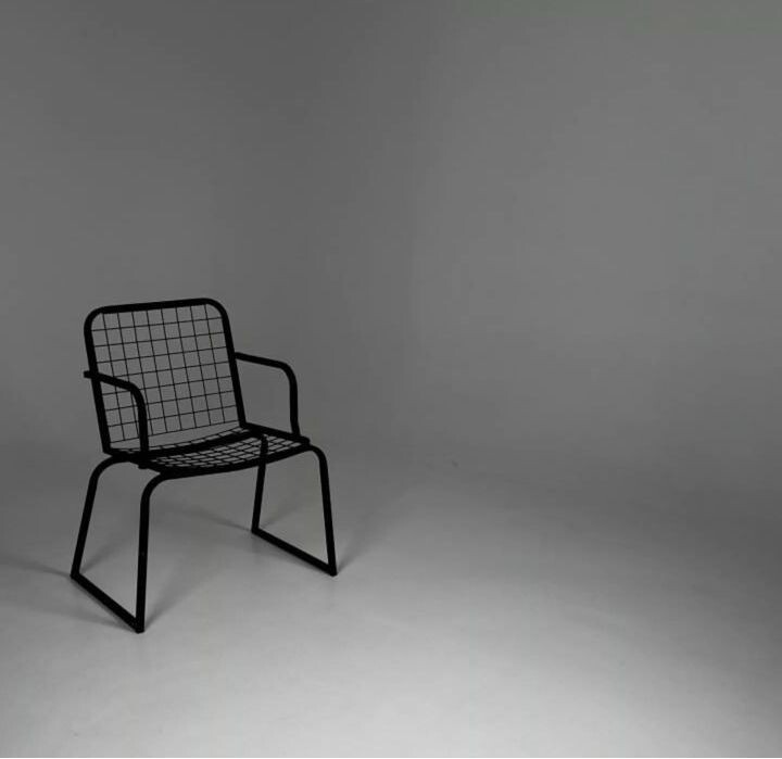 

Жизнь часто бросает нам вызовы, требуя от нас адаптации и умения сохранять спокойствие в любых обстоятельствах. Развитие эмоциональной гибкости и сопротивляемости играет ключевую роль в нашем личностном росте и благополучии. Вот несколько стратегий, которые помогут вам стать более эмоционально гибкими и устойчивыми:

1️⃣ Практика осознанности. Начните с осознанности - способности быть в настоящем моменте без осуждающих/саморазрушающих размышлений. Медитация, дыхательные практики или просто умение сфокусироваться на своих чувствах и мыслях помогут вам лучше понять свои эмоции и реагировать на них гибко.

2️⃣ Поиск новых перспектив. Учите себя видеть ситуации со всех сторон. Это поможет избегать эмоциональных реакций и находить конструктивные решения. Задавайте себе вопросы: "Как еще можно взглянуть на эту ситуацию?" или "Что могут чувствовать другие люди в этой ситуации?"

3️⃣ Формирование гибких убеждений. Определите свои убеждения и проверьте, насколько они гибки и адаптивны. Готовность изменить убеждения в зависимости от новых данных и опыта поможет вам адаптироваться к изменяющимся условиям.

4️⃣ Развитие резилиентности. Резилиентность - это способность быстро адаптироваться к стрессу и трудностям. Развивайте свою устойчивость через систематическую работу над самоощущением, управлением эмоциями и постановкой целей. Моя фраза: чем отличается долларовый миллионер от рублевого? Стрессоустойчивостью. 😁 

5️⃣ Поддержка себя позитивными привычками. Создайте регулярные практики, которые помогут вам поддерживать эмоциональное равновесие. Это могут быть ежедневные занятия спортом, чтение вдохновляющих книг, общение с близкими или практика благодарности. Вспомните, что дает вам отдых уже сейчас, в привычной жизни? Если нужна помощь сформировать новые привычки для вашей жизни - обращайтесь, легко помогу найти именно ваши привычки и внедрить их в жизнь через удовольствие, счастье и рост прибыли! (Чем больше внутри ресурса, тем больше денег у вас). 

Развитие эмоциональной гибкости и сопротивляемости - это процесс, требующий времени и усилий, но он значительно улучшает качество жизни.