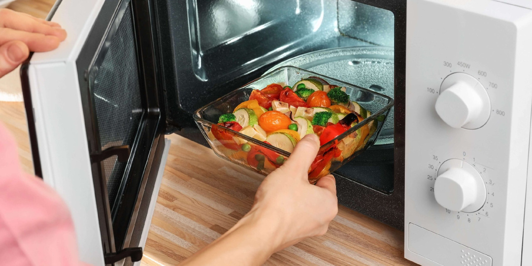 Многие хозяйки и не подозревают, что может их микроволновка, и не используют такие гениальные возможности, а зря, это же так удобно!