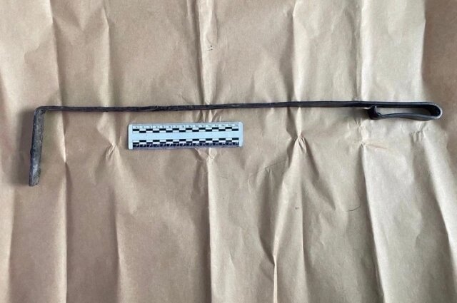    Мать сначала ударила ребёнка этой кочергой. Фото: ГСУ СК России по Красноярскому краю и Республике Хакасия