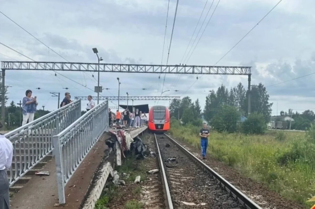    Возвращались из отпуска.
