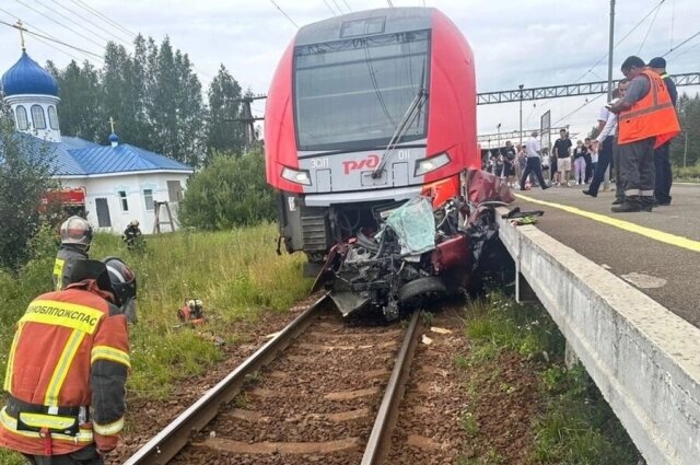 Погибла семья. «Ласточка» раздавила автомобиль с детьми в Ленобласти