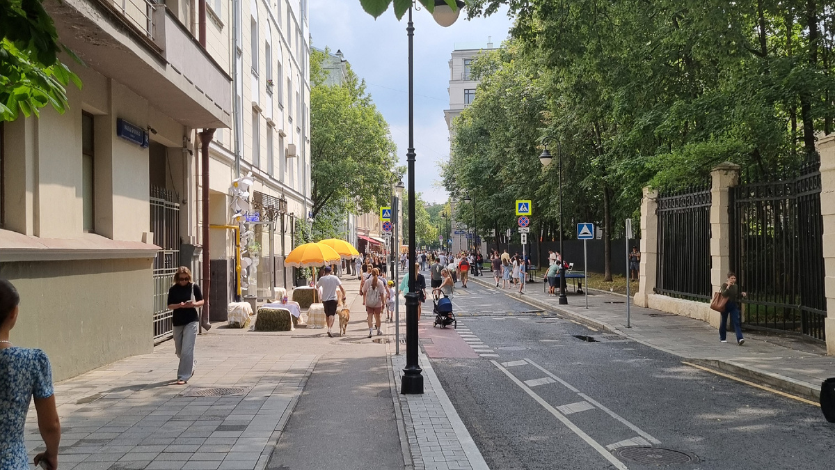 На фото: ул. Малая Бронная в Москве