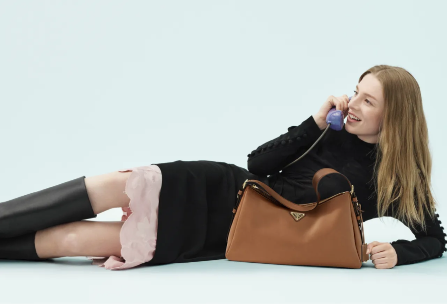    Хантер Шафер и Дэмсон Идрис снялись в кампании Prada (фото 1)