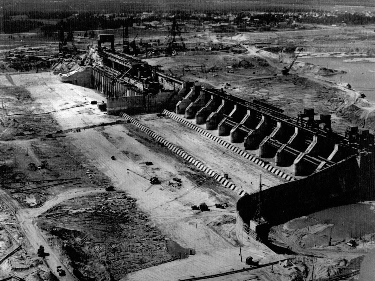 Фото ©livejournal, строительство электростанции до подачи воды. 