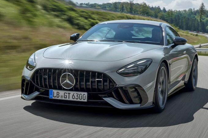 Mercedes-Benz представил купе Mercedes-AMG GT 63 Pro 4Matic+, самую производительную модификацию своего флагманского спорткупе. Его 4,0-литровый двигатель V8 развивает 611 л.с. (на 26 л.с. больше, чем на Mercedes-AMG GT 63) и 843 Нм (на 50 Нм больше, чем на Mercedes-AMG GT 63).

Привод на четыре колеса, коробка передач автоматическая девятиступенчатая с двумя пакетами сцепления. Формально Mercedes-AMG GT 63 Pro 4Matic+ позиционируют как более пригодную к скоростным заездам на закрытых гоночных трассах машину. По сравнению с обычным AMG GT 63 у него значительно улучшено охлаждение, добавлены радиаторы охлаждения трансмиссии, увеличен подвод воздуха к тормозным механизмам.

В переднем бампере Mercedes-AMG GT 63 Pro 4Matic+ появились дополнительные радиаторные решетки и увеличенные воздухозаборники каналов охлаждения тормозов по сторонам. К основанию бампера прилажен спойлер из непокрытого углепластика, снижающий действующую на переднюю ось на скорости подъемную силу. Мало что более грозное, чем фронтальная часть Mercedes-AMG GT 63 Pro 4Matic+, можно увидеть на дороге в зеркале заднего вида.

К шилду GT 63 на двери багажника добавлено изображение клетчатого черно-белого флага. Максимальная скорость Mercedes-AMG GT 63 Pro 4Matic+ — 317 км/ч, разгон с места до 96 км/ч он выполняет за 3,1 секунды.

Читать полностью: https://news.drom.ru/Mercedes-AMG-GT-63-97406.html 
Drom.ru — всероссийский автомобильный портал