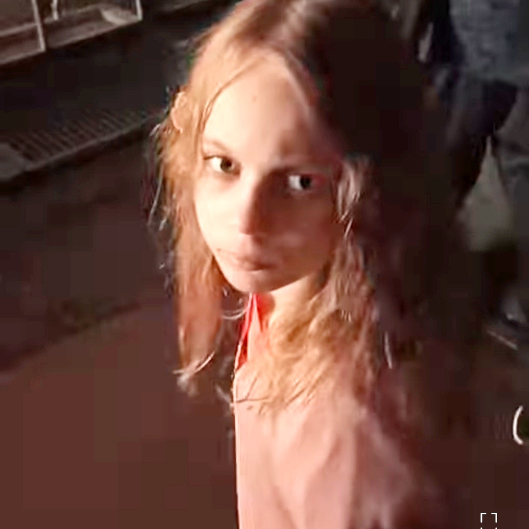 Скрин видео, как будто малышка не понимает что происходит. Ну и действительно ночью, взрослые девушки и парни танцуют