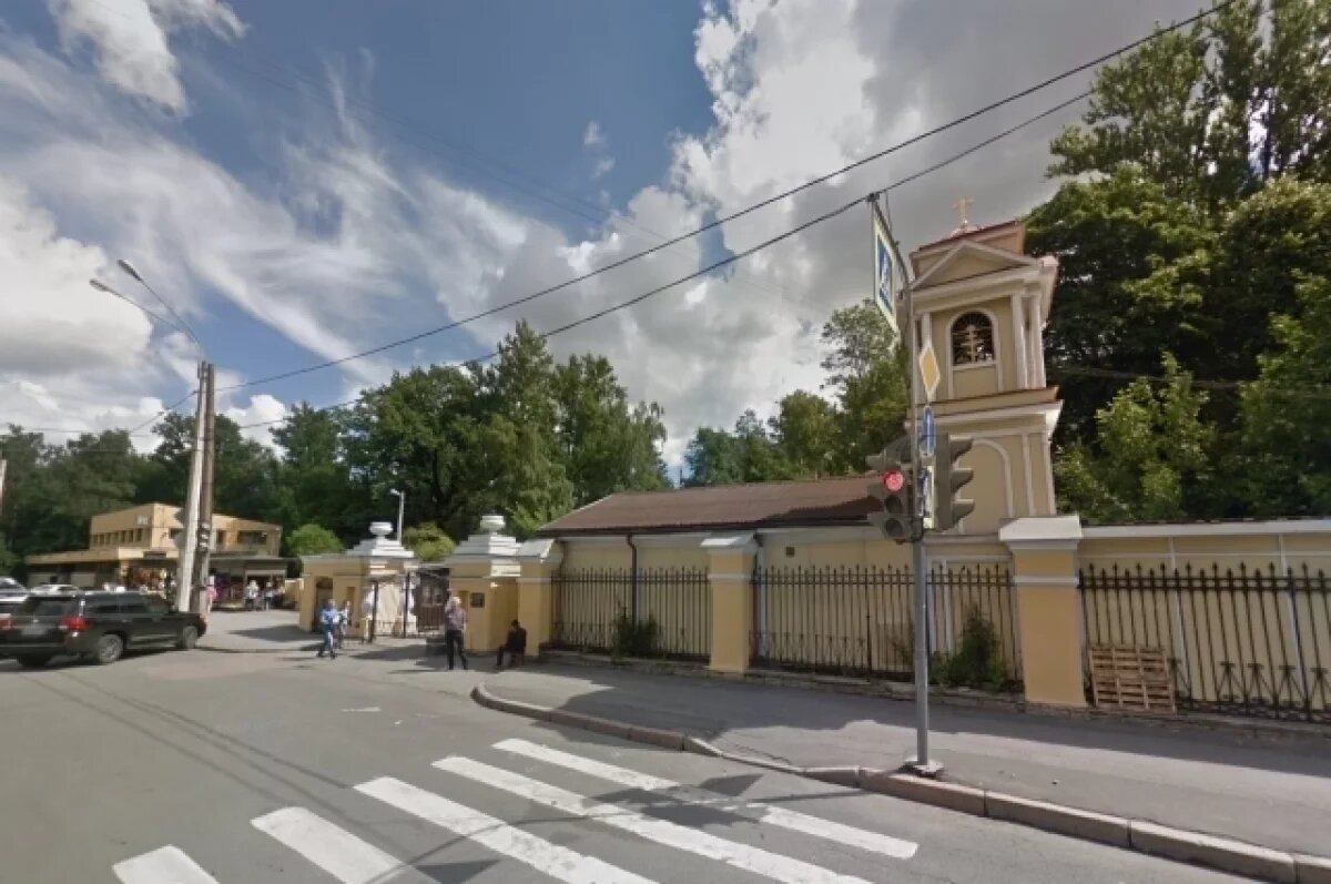    Участниц голой фотосессии на Большеохтинском кладбище отпустили из СИЗО