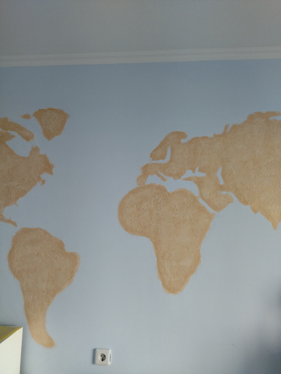 Сфотографировала не полностью, кусочек. У мальчишек сбоку от письменных столов стеллажи. А там на них лёгкий бардачок, прошу прощение, за такое уточнение. 😂😂😂