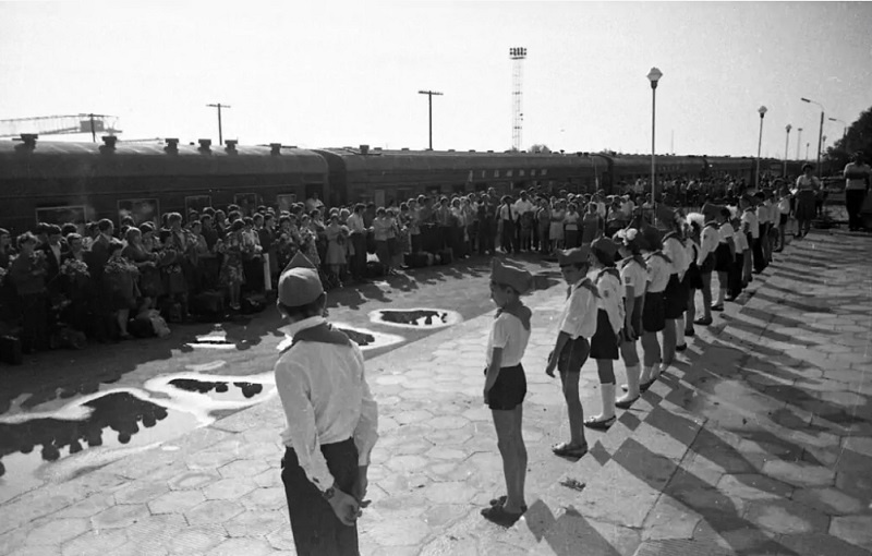 Прибытие молодых строителей в Волгодонск, 80-е годы. Фотография из фондов Волгодонского эколого-исторического музея.