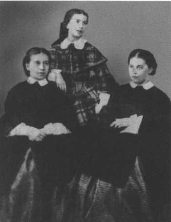 Сестры Берс. Соня, Таня и Лиза (слева направо), примерно 1860 год. Фото из открытых источников