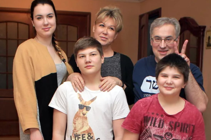  Андрей Норкин с женой Юлией и детьми. / Фото: great-peoples.ru