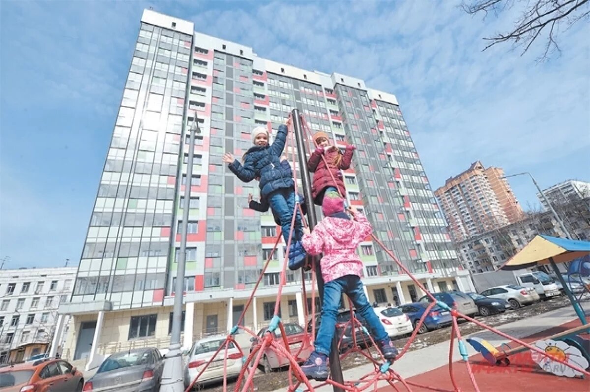    На улице Звездова в Омске появился новый спортивно-игровой комплекс