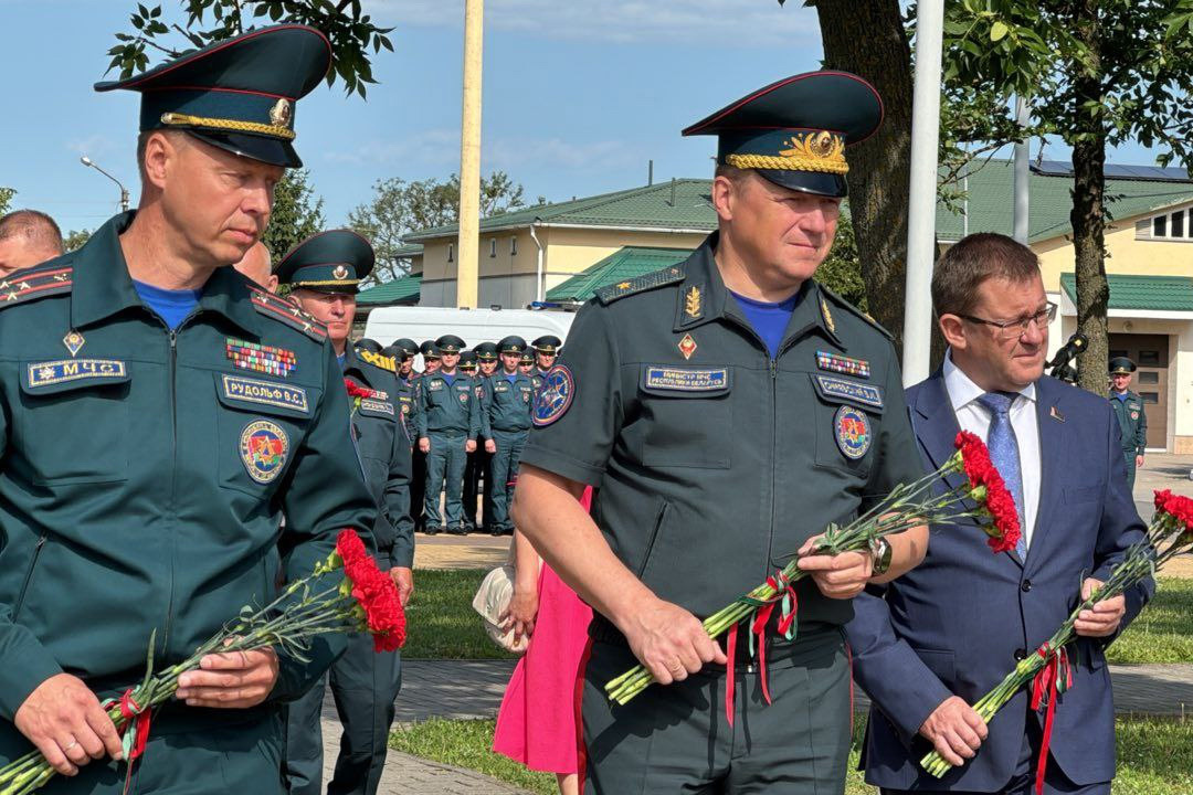    Министр по чрезвычайным ситуациям открыл в Бресте мемориальную доску, а в поселке Мухавец — новое здание ПАСП