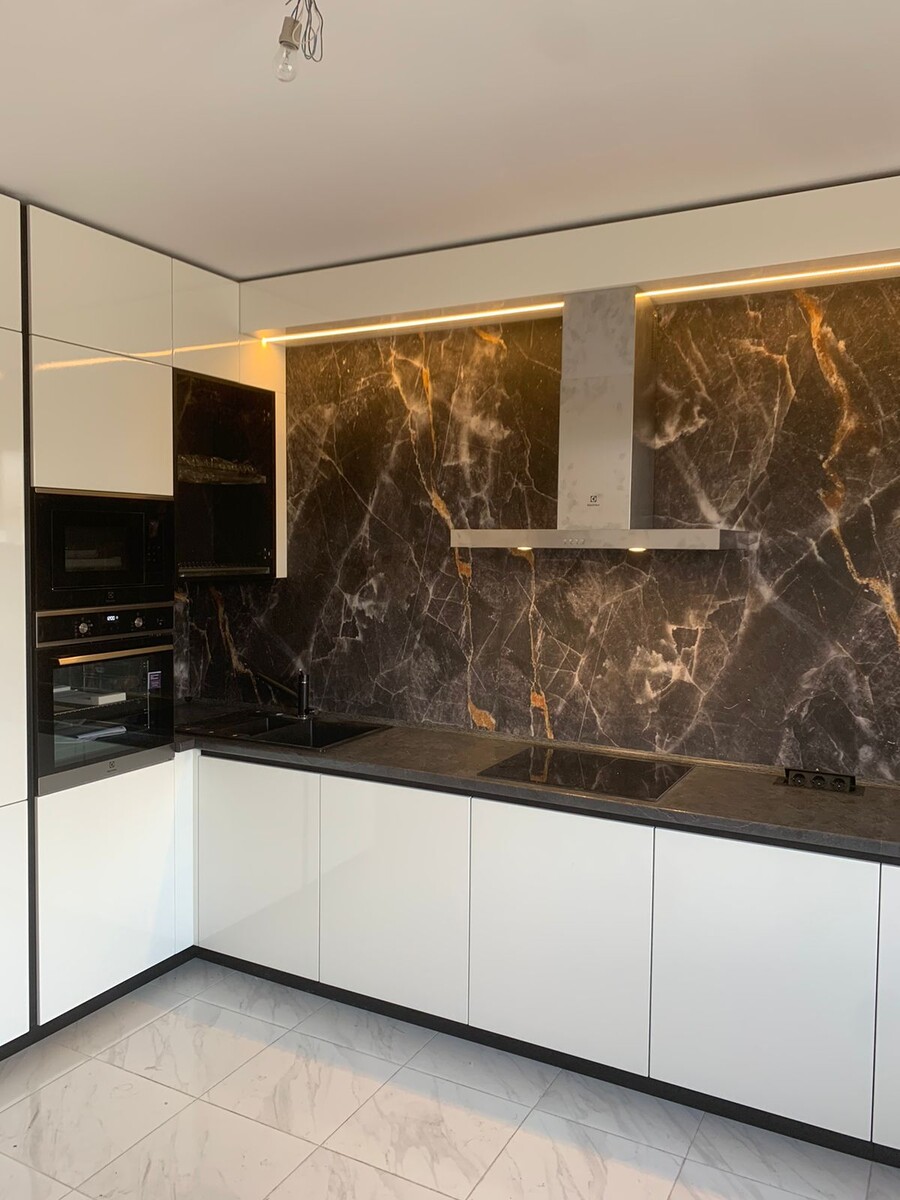 Современный интерьер белой кухни