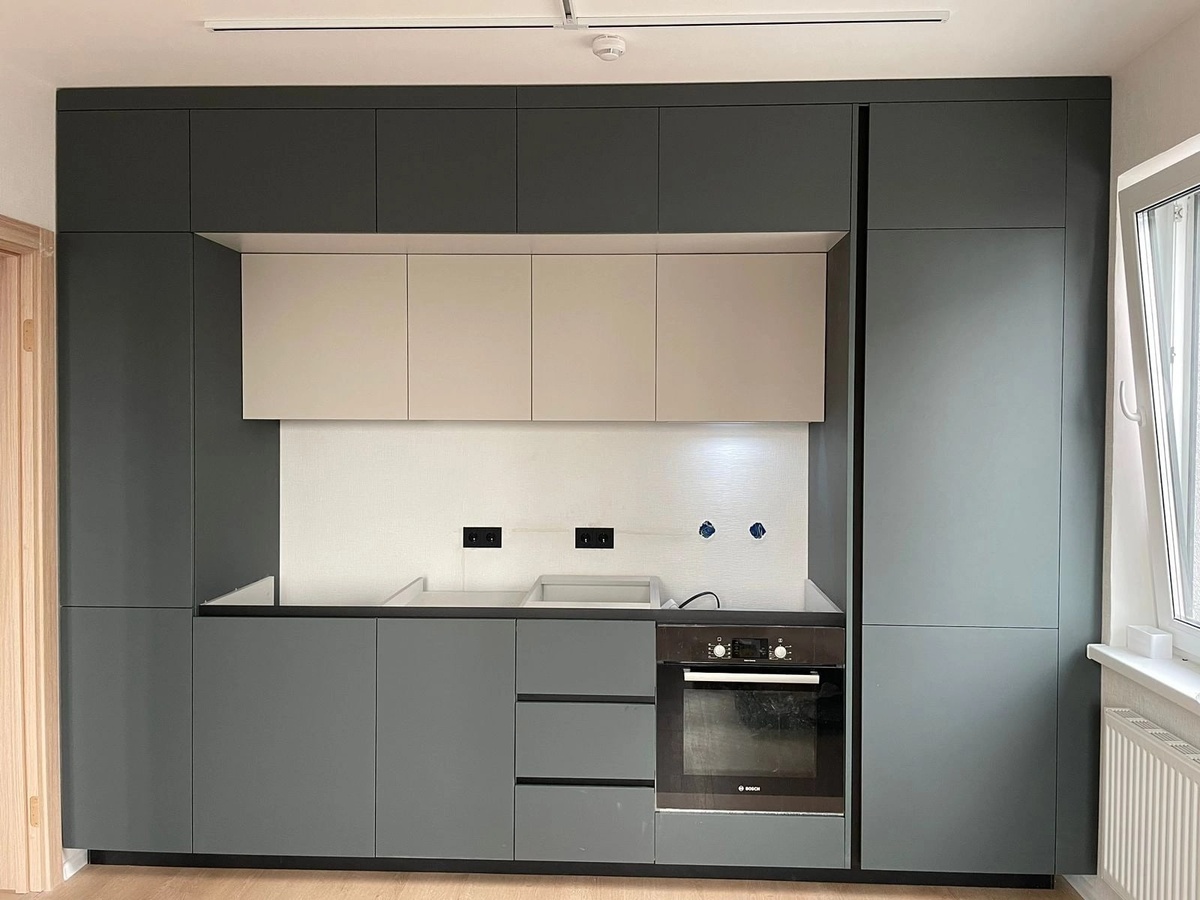 Интерьер маленькой серой кухни, изготовленной на заказ производителем мебели в СПб Hansa Mebel