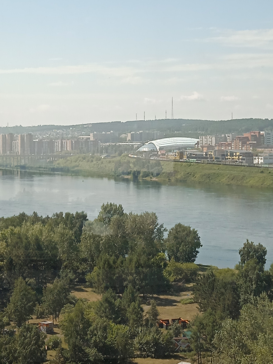 Обзор на Академгородок, Ледовый дворец. На верху вышка, мимо нее я на лыжах проходила. 