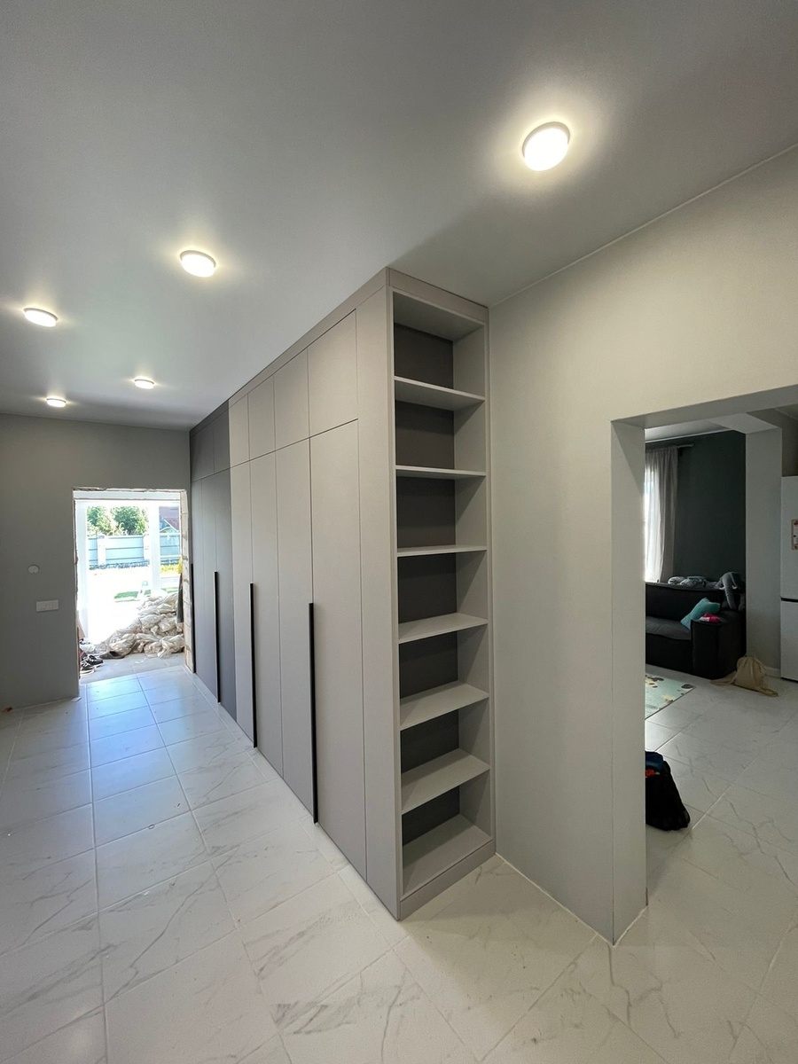 Шкаф в прихожую в современном стиле, изготовленный на заказ компанией Hansa Mebel в СПб