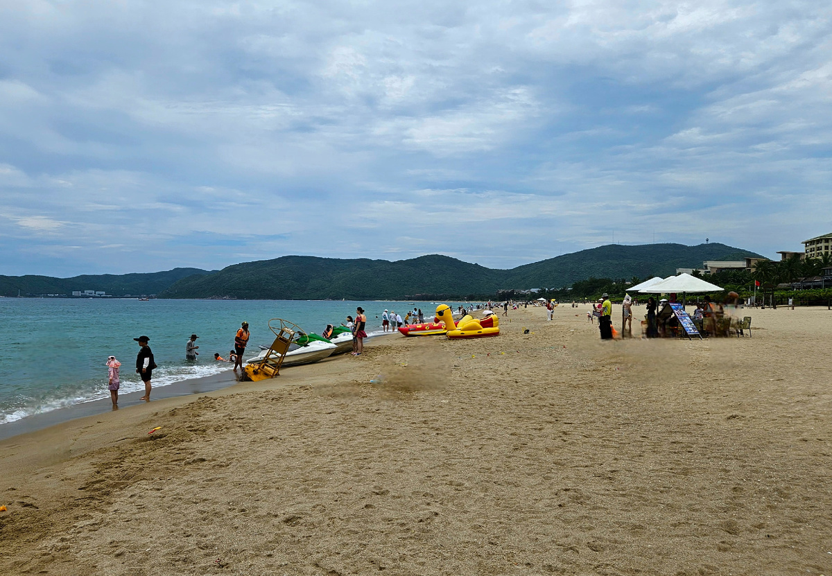 Пляж в бухте Ялонг бэй, песочек очень светлый, но на этом фото из-за облачности выглядит коричневатым