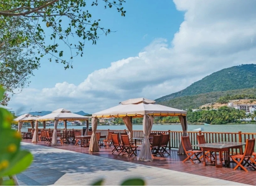 С одной стороны от отеля море, а с другой озеро!