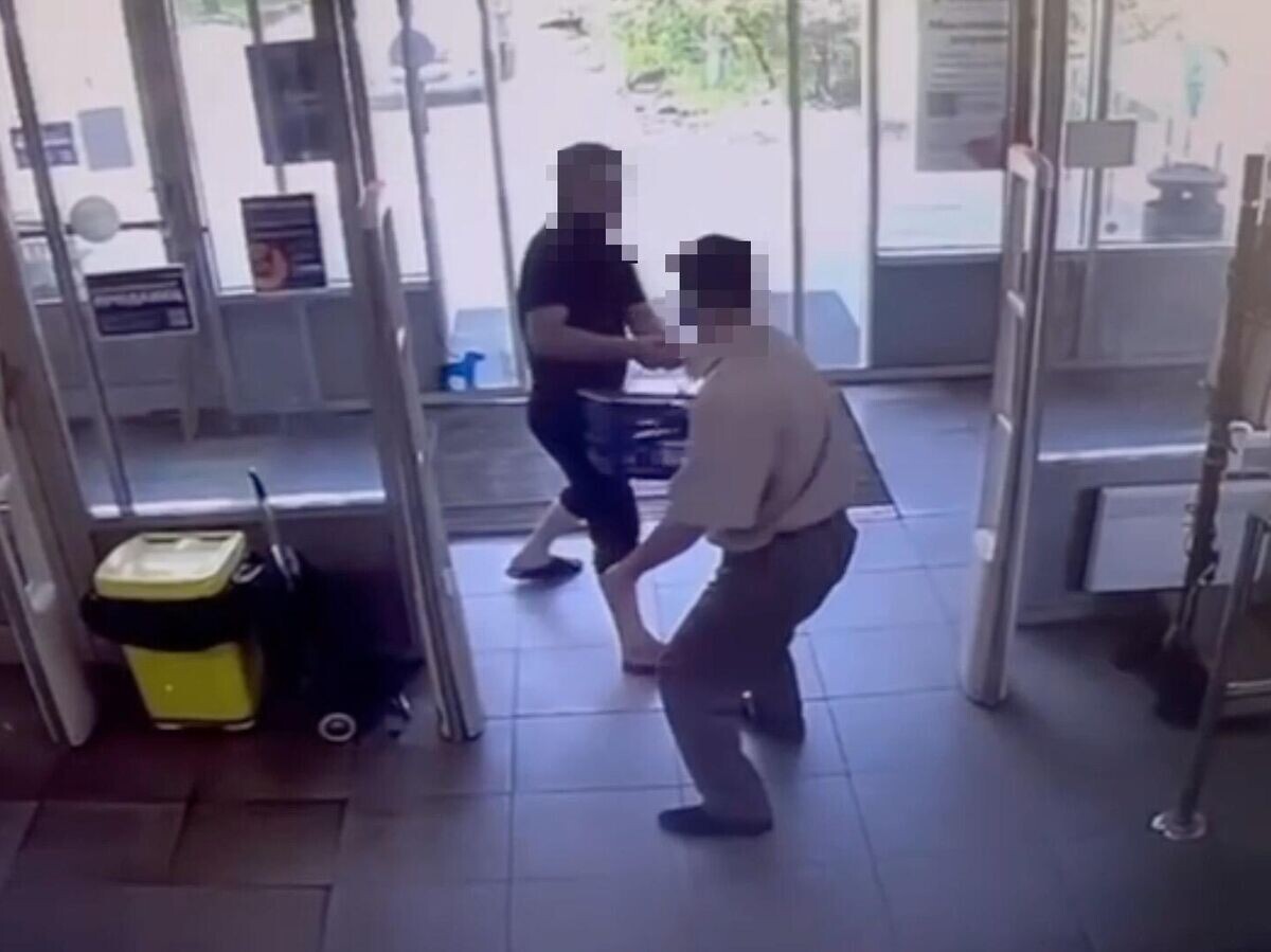    Мужчина пытается вынести из супермаркета корзину с продуктами. Кадр видео© пресс-служба Главного управления Росгвардии по Москве
