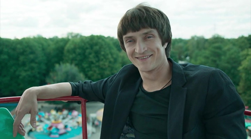 А так "экстрасенс" выглядел в свободное от работы время