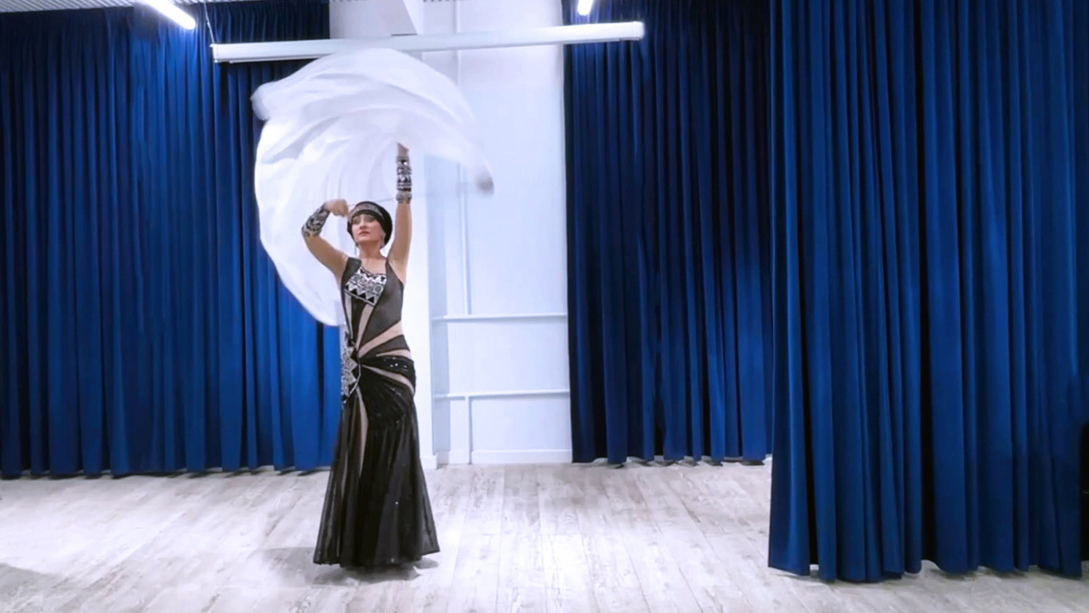 Танцевальное шоу с поем «Улетай» в исполнении Qvarta Roma на концерте коллектива «Радуга»  в Центре московского долголетия «Первомайский». 16 июля 2024 г.